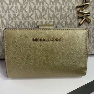 MICHAEL KORS Jet Set Md Zip CN Metallic Saffiano Leather BiFold Wallet
Pale Gold